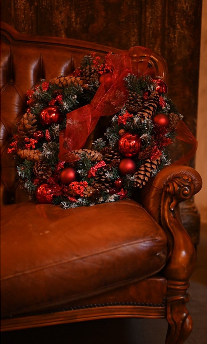 Hoe mooi is deze kerstkrans? 
Wij hebben ze in meerdere kleuren en maten. Zo lang de voorraad strekt!