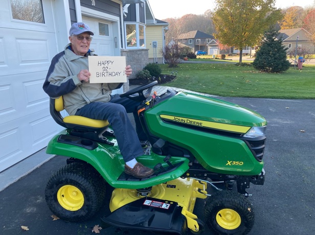 HuronTractorLtd's tweet photo. Loving your #IRunWithHT pics. Thank you
💚 Ross McNeice who wrote "Too hard pushing the old mower Dad -Happy 92nd Birthday!"
💚 John Kelly sent a beautiful shot from their soybean #harvest21
💚 John Brown with his lawn tractor switched from "mow to snow"
https://t.co/IEJH9P3m5o https://t.co/A8p87ovLka
