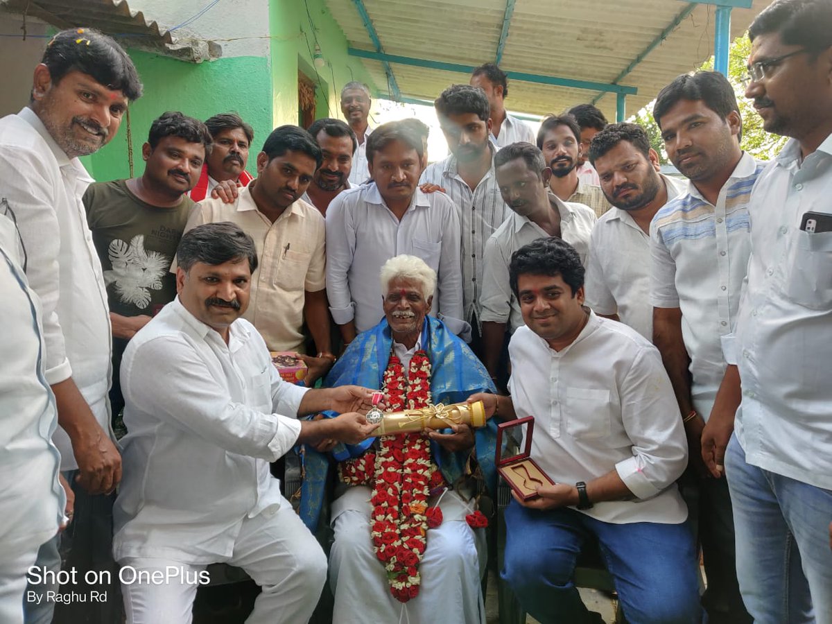 RaghuRd_'s tweet photo. @JanaSenaParty తరపున నిమ్మలకుంట ​గ్రామానికి చెందినటువంటి పద్మ శ్రీ అవార్డు గ్రహత శ్రీ దళవాయి చలపతి రావు గారిని జనసేన పార్టీ రాష్ట్ర ప్రధాన కార్యదర్శి @MadhusudhanJSP గారు మరియు జిల్లా అధ్యక్షులు శ్రీ T.C వరుణ్ గారు దళవాయి చలపతి రావు గారిని కలసి వారికి అభినందనలు తెలియజేశారు. https://t.co/lFtXaWE4Tr