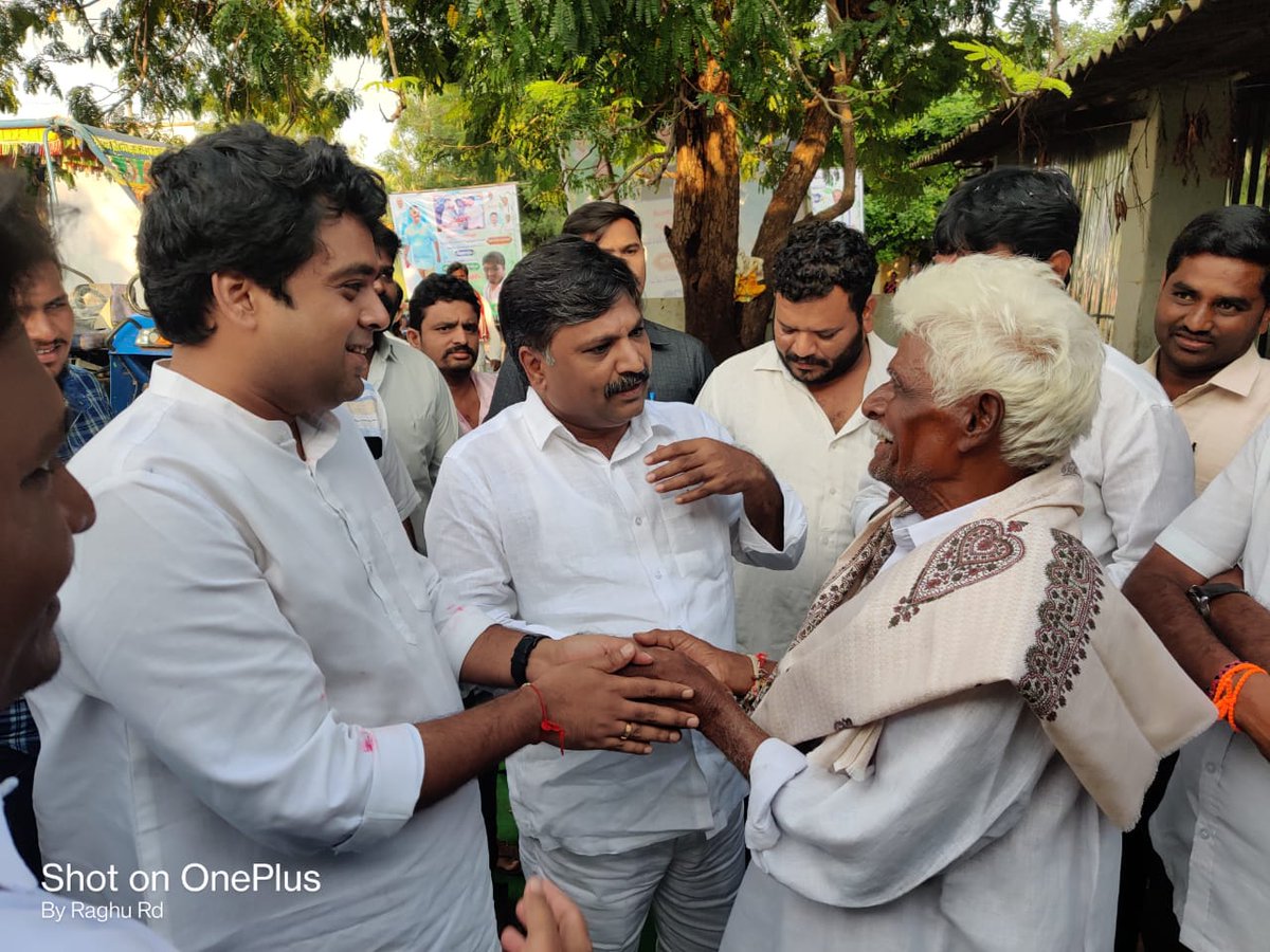 RaghuRd_'s tweet photo. @JanaSenaParty తరపున నిమ్మలకుంట ​గ్రామానికి చెందినటువంటి పద్మ శ్రీ అవార్డు గ్రహత శ్రీ దళవాయి చలపతి రావు గారిని జనసేన పార్టీ రాష్ట్ర ప్రధాన కార్యదర్శి @MadhusudhanJSP గారు మరియు జిల్లా అధ్యక్షులు శ్రీ T.C వరుణ్ గారు దళవాయి చలపతి రావు గారిని కలసి వారికి అభినందనలు తెలియజేశారు. https://t.co/lFtXaWE4Tr