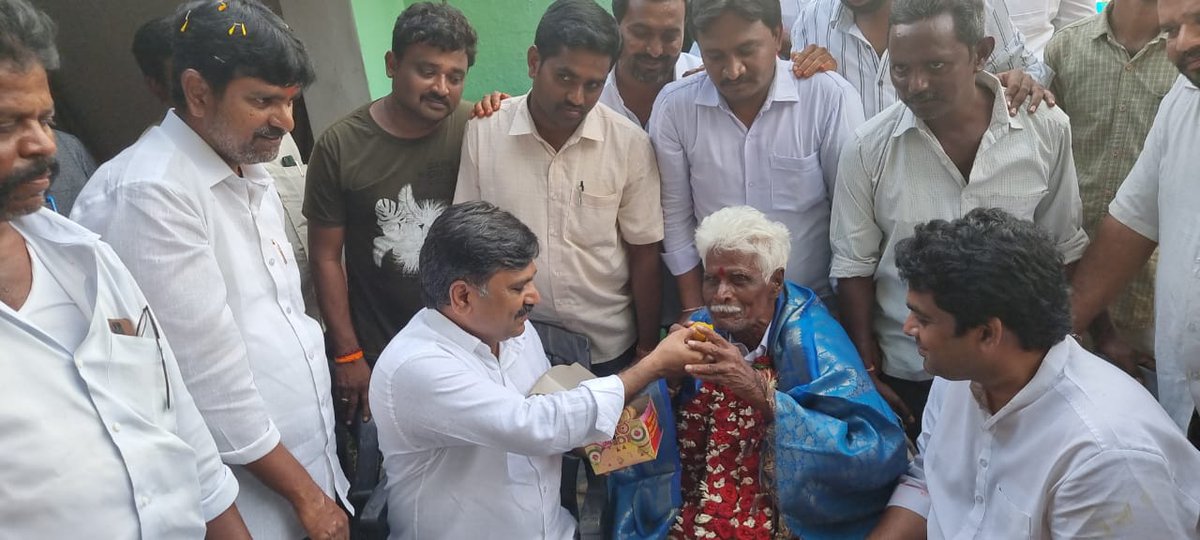 RaghuRd_'s tweet photo. @JanaSenaParty తరపున నిమ్మలకుంట ​గ్రామానికి చెందినటువంటి పద్మ శ్రీ అవార్డు గ్రహత శ్రీ దళవాయి చలపతి రావు గారిని జనసేన పార్టీ రాష్ట్ర ప్రధాన కార్యదర్శి @MadhusudhanJSP గారు మరియు జిల్లా అధ్యక్షులు శ్రీ T.C వరుణ్ గారు దళవాయి చలపతి రావు గారిని కలసి వారికి అభినందనలు తెలియజేశారు. https://t.co/lFtXaWE4Tr