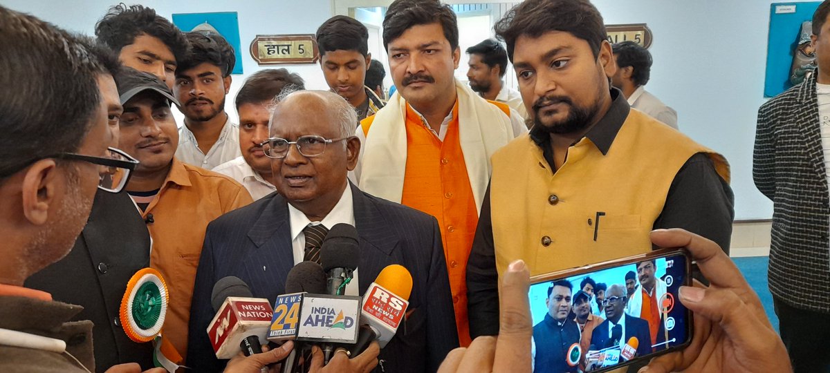 iBashisthPandeY's tweet photo. An award ceremony Gems Of india 2021 award held at Vigyan Bhawan New Delhi ,Over there Had a Pleasant Meet With former Justice of Supreme Court Sri K.G.Bala krishnan ,Such a Great Personality .
#formerjustice
#awardceremony
#2021AAA
@KGBalakrishnan https://t.co/vaKOxHxYm9