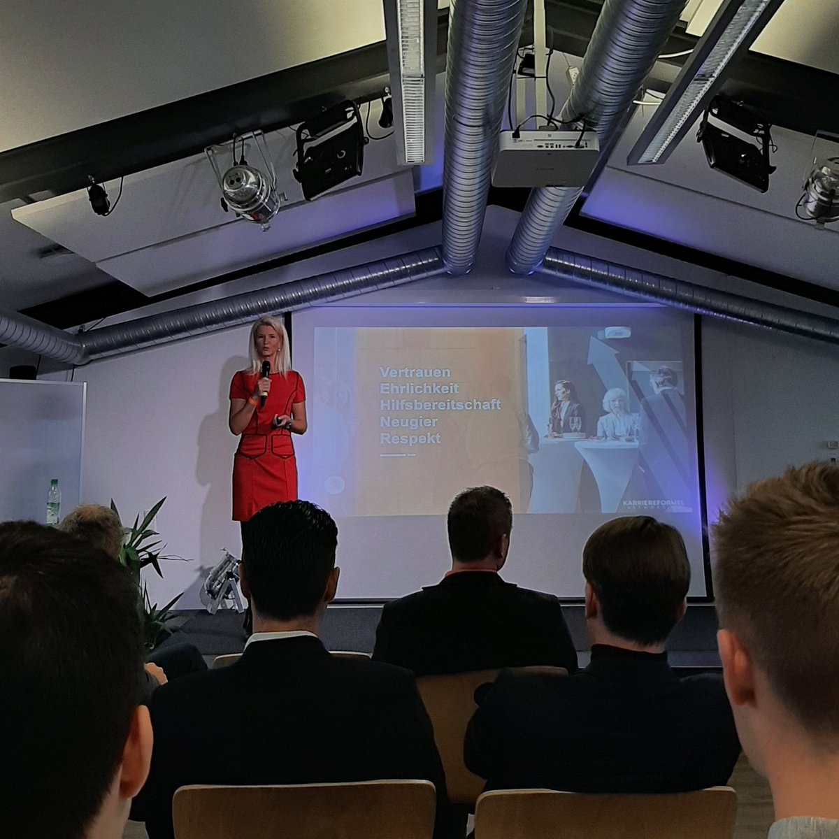 PTurian's tweet photo. Wichtige Erfolgsfaktoren zum Thema Netzwerken von @Nane.
#Macrosphere https://t.co/KIQamvWD9L