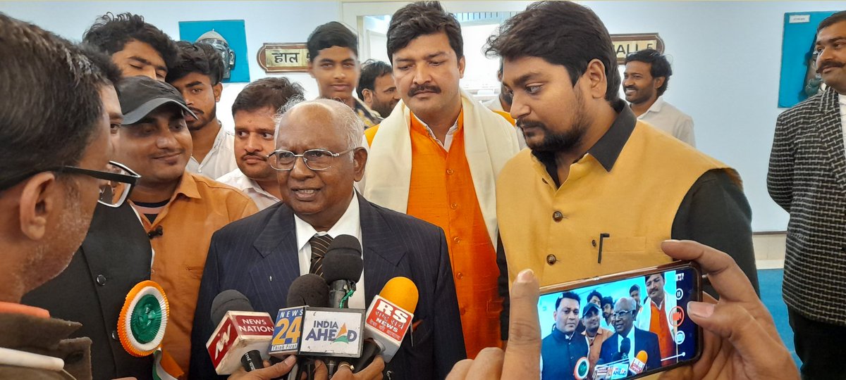 iBashisthPandeY's tweet photo. An award ceremony Gems Of india 2021 award held at Vigyan Bhawan New Delhi ,Over there Had a Pleasant Meet With former Justice of Supreme Court Sri K.G.Bala krishnan ,Such a Great Personality .
#formerjustice
#awardceremony
#2021AAA
@KGBalakrishnan https://t.co/vaKOxHxYm9
