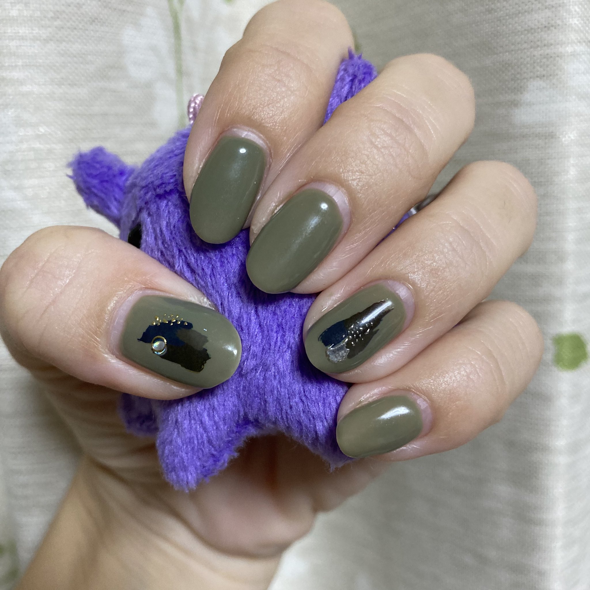 サオリーヌ 七色蝶々 おニューネイル セリアジェルネイル のmild Khaki 良い色 ネイルシールをポイントにシンプルにしました 秋ネイル セルフジェルネイル 100均ジェルネイル 100均ネイルシール 新ネイル Selfgelnail T Co Mh3x7h4pae
