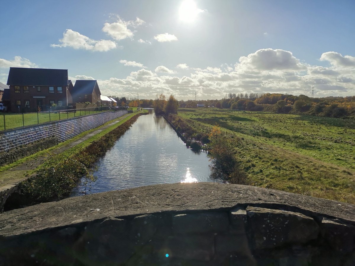 ChadWeather's tweet photo. Can't beat a sunny walk down the canal. #LoveUKWeather https://t.co/G0QUh8dFgi