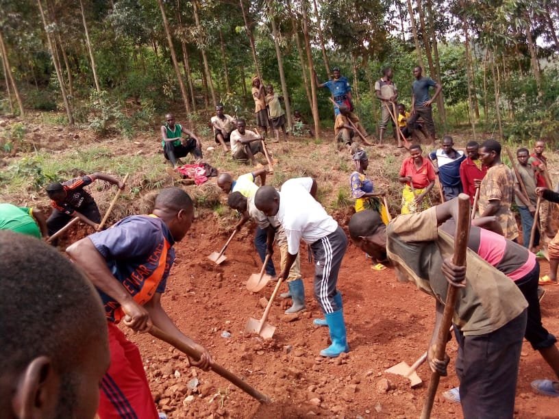 CommuneKiremba's tweet photo. La population de la commune KIREMBA, en province de NGOZI, toujours avec les différentes autorités de ladite commune, continue les activités de développement communautaire. Les travaux de traçage de nouvelles pistes ont continué dans toutes les zones, C'était ce samedi 13/11/2021 https://t.co/F2MdchmSs2