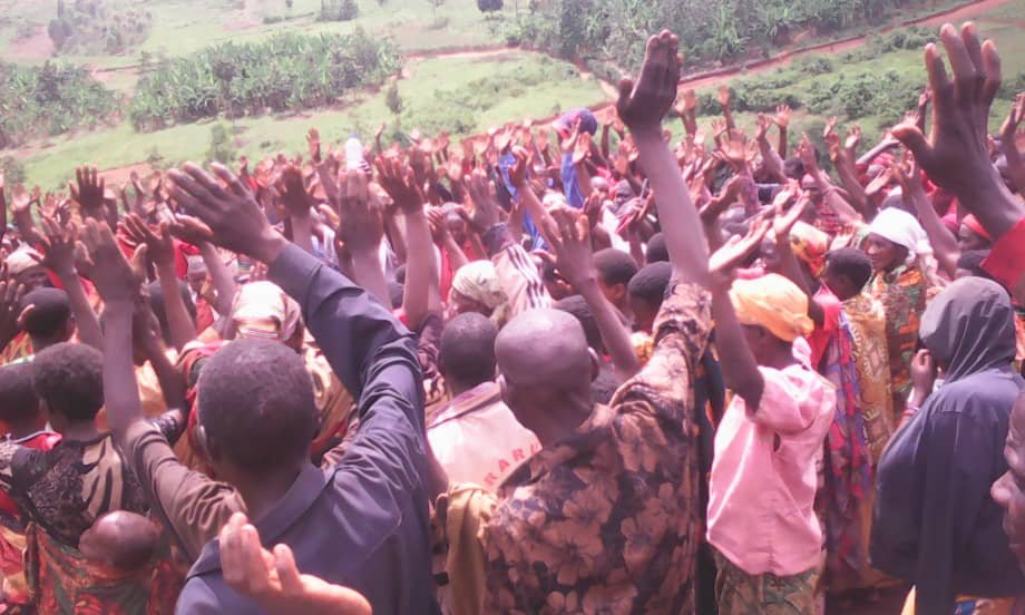 CommuneKiremba's tweet photo. La population de la commune KIREMBA, en province de NGOZI, toujours avec les différentes autorités de ladite commune, continue les activités de développement communautaire. Les travaux de traçage de nouvelles pistes ont continué dans toutes les zones, C'était ce samedi 13/11/2021 https://t.co/F2MdchmSs2
