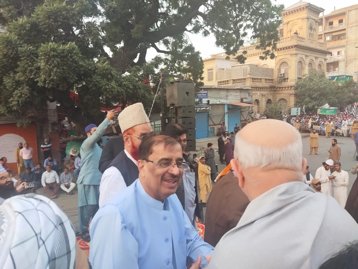 MoaviyaYaseen's tweet photo. مہنگائ و نااہل حکومت کے خلاف کراچی میں PDM کے جاری احتجاجی مظاہرہ کے اسٹیج پر صدر مسلم لیگ ن سندھ سید شاہ محمد شاہ  قائد PDM مولانا فضل الرحمن ، 
قائد پختونخوا میپ محمود خان اچکزئی کا استقبال کررہے ہیں https://t.co/sGDzA0bXXc