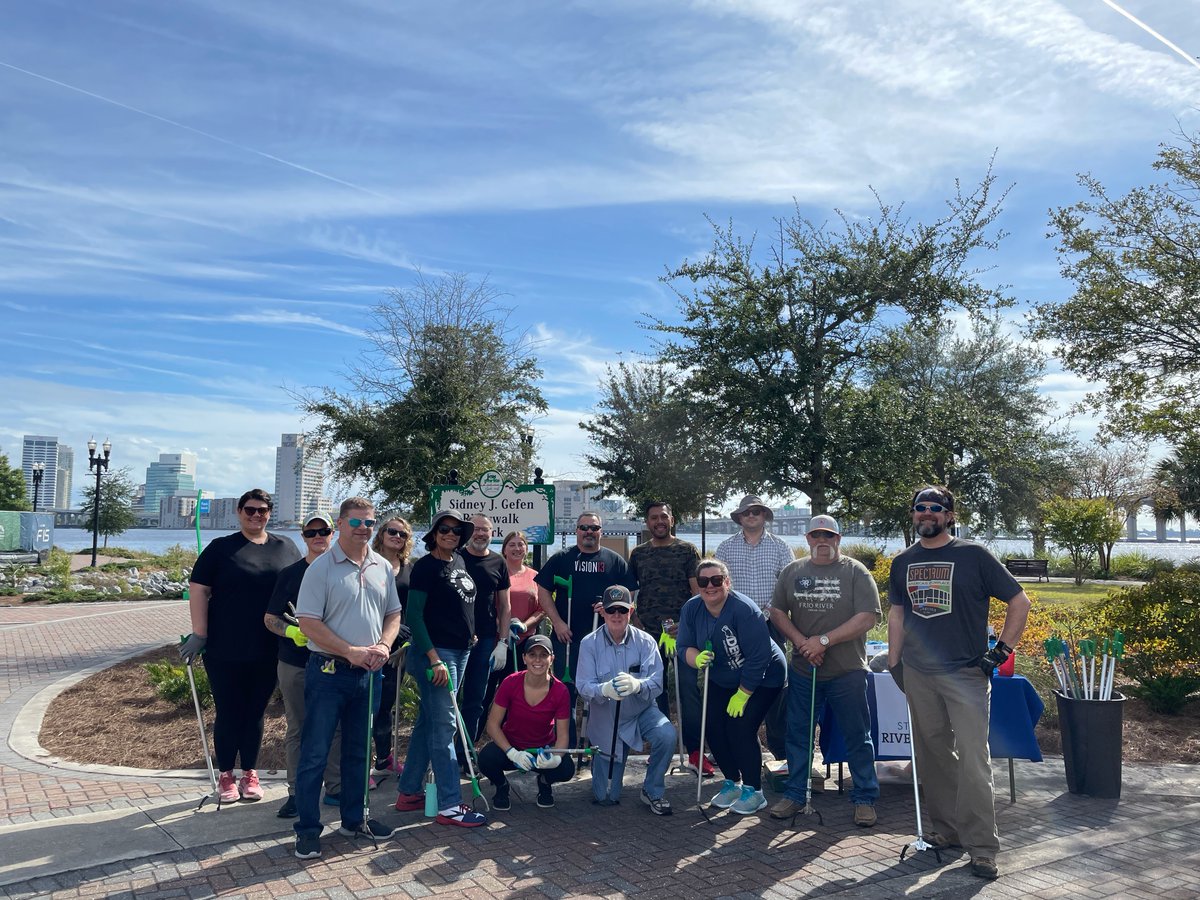 SJRiverkeeper's tweet photo. Another week, another cleanup! This Thursday, we teamed up with Aerotek employees to clean up along #JaxRiverwalk. Have a #RiverFriendly weekend! 💦 https://t.co/4NTtiJvLOY