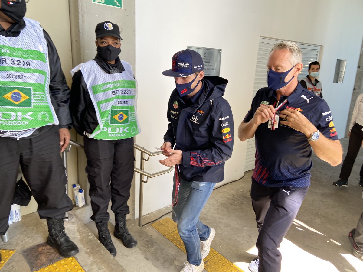 NaCzterech's tweet photo. Max Verstappen już po spotkaniu z sędziami. Z biura FIA wyszedł o 9:46 czasu lokalnego.
#elevenf1 #F1PL #F1 https://t.co/k3YW5sPWxn