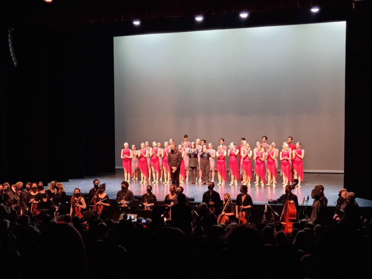 xdlheras's tweet photo. 🎶Veig i escolto la petita joia de #dancingVivaldi a la sala gran del @Kursaalmanresa amb el cor @orfeolleidata, música @orqvictoria @pedropardomusic i els ballarins del @CCulturalTRS Bach, Purcell i Vivaldi en directe. Barroc total🎶 https://t.co/3PidC8sxAB