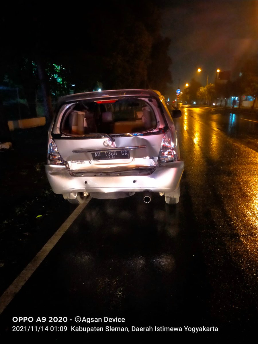 merapi_uncover's tweet photo. [Breaking News] lagi wae Tabrakan Beruntun , truk kontener Nabrak dua mobil di  perempatan UPN Yogyakarta , dugaan Sementara sopir kontener  mengantuk https://t.co/SREJYXWsYK