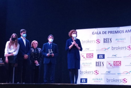 🤝El programa aragonés de #Mediación de Emprendimiento reconocido como Mejor Proyecto Nacional de Mediación. 

🏆 La directora gerente del <a href="/IAF_Aragon/">IAF</a>, Pilar Molinero, recogió el premio, entregado por la Asociación Madrileña de Mediadores, AMMI

ℹ️tinyurl.com/yedyfhdb