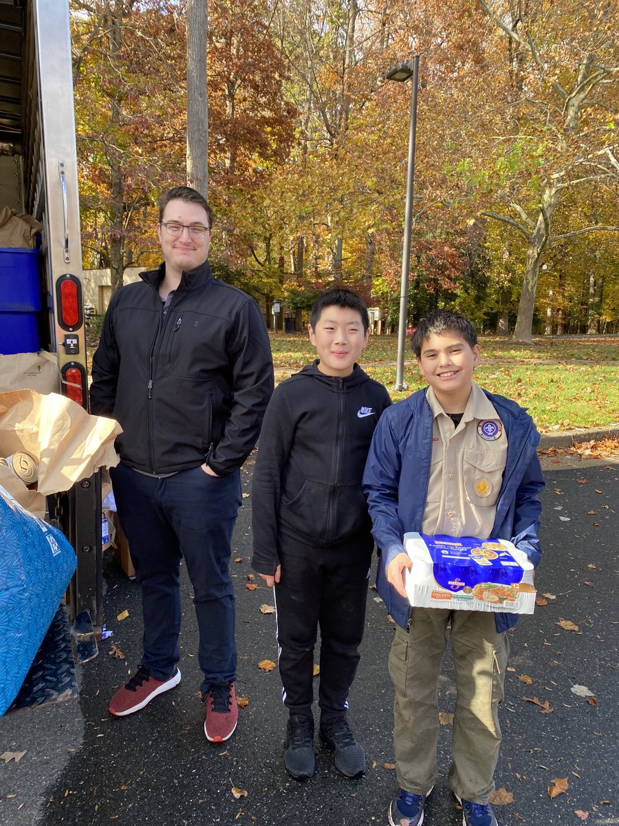 MannaFoodCenter's tweet image. Corey our driver is running out of space! A good problem to have during #ScoutingforFood!