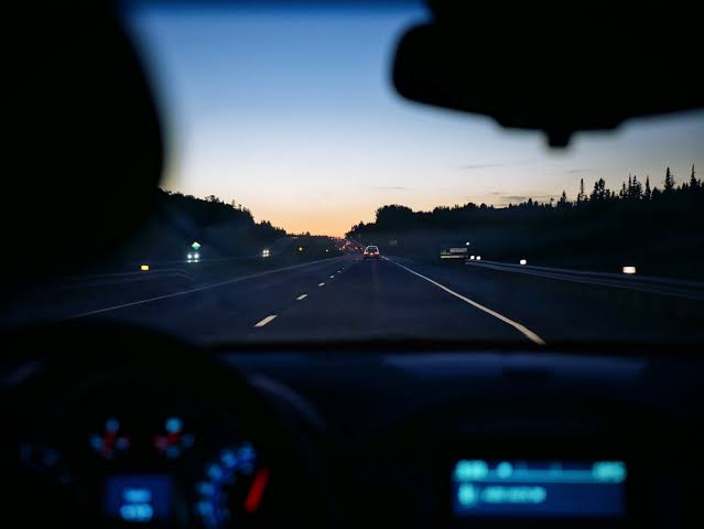 GSaruni's tweet photo. SHORT THREAD

8 DO'S and DONTS OF NIGHT DRIVING

There’s no denying that late night driving can be nerve-racking esp during road trips. And for good reason, because of factors like low visibility and fatigue, driving in the dark can be more dangerous than driving during daytime https://t.co/GS6kyDXl0f
