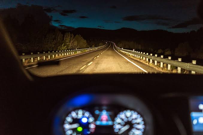 GSaruni's tweet photo. SHORT THREAD

8 DO'S and DONTS OF NIGHT DRIVING

There’s no denying that late night driving can be nerve-racking esp during road trips. And for good reason, because of factors like low visibility and fatigue, driving in the dark can be more dangerous than driving during daytime https://t.co/GS6kyDXl0f