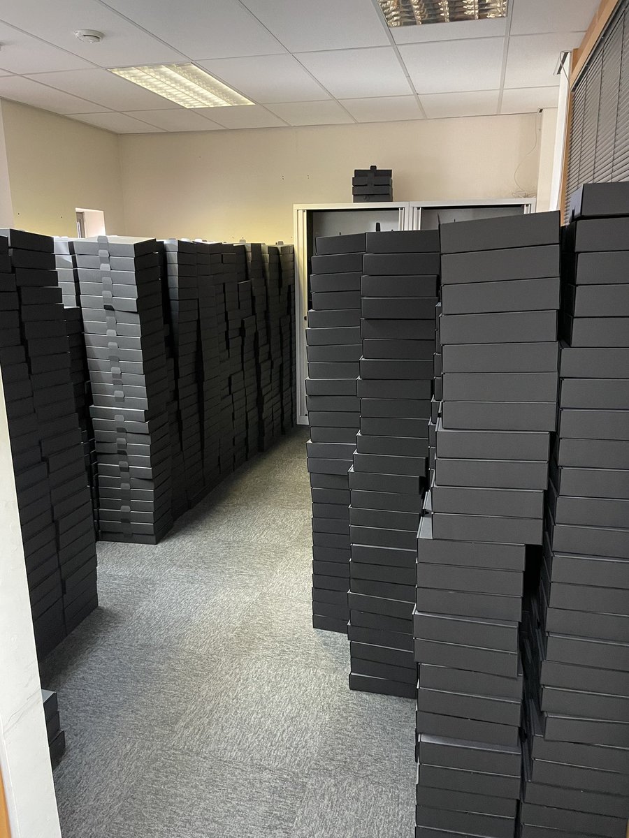 FIFEY62's tweet photo. Boxes 📦 boxes 📦 boxes 📦 How many are there!!@FIFEY62 @BillingReeves @BuilderBookUk https://t.co/FhkBZGn0Ud