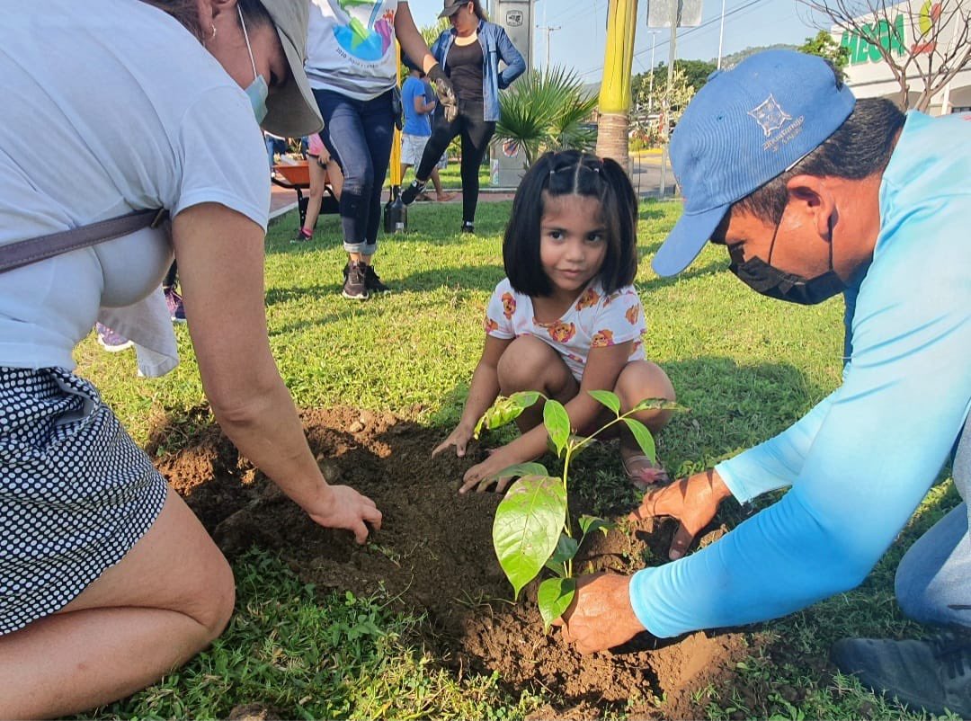 LFSalasR's tweet photo. Cualquier motivo para plantar un árbol nos remonta a un beneficio colectivo, plantar cientos de ejemplares es una iniciativa sustentable del @Gob_Zihuatanejo a la que hoy se suma con dedicación y compromiso el #EquipoCAPAZ.
#AvanzamosJuntos https://t.co/QRauWk2llS