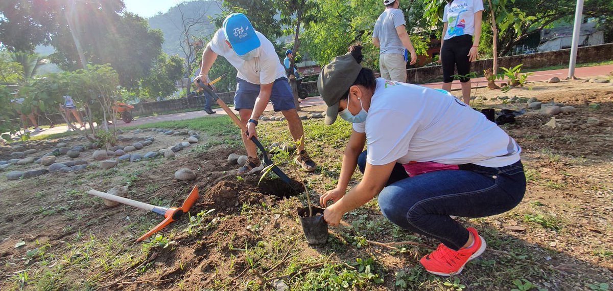 LFSalasR's tweet photo. Cualquier motivo para plantar un árbol nos remonta a un beneficio colectivo, plantar cientos de ejemplares es una iniciativa sustentable del @Gob_Zihuatanejo a la que hoy se suma con dedicación y compromiso el #EquipoCAPAZ.
#AvanzamosJuntos https://t.co/QRauWk2llS
