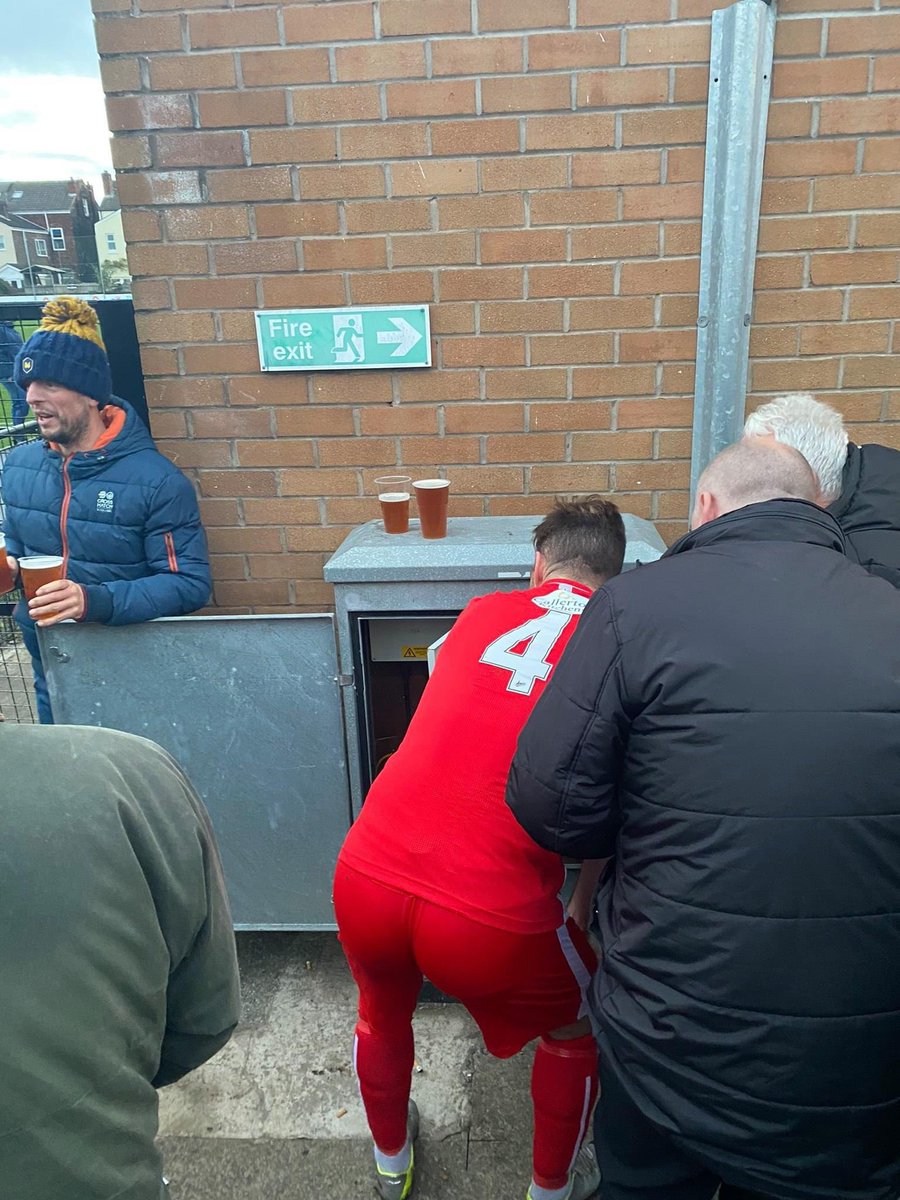 robertfenech's tweet photo. Just seen this, floodlights broke during Marine vs Dunston; one of Dunston's midfielders is a sparky and he's trying to get them going again.
That is what it's all about 👏 Nice pint of lager on top of the electric box too 😂
#NonLeague #football at it’s best! #letfansin https://t.co/LrSEXcOgsq