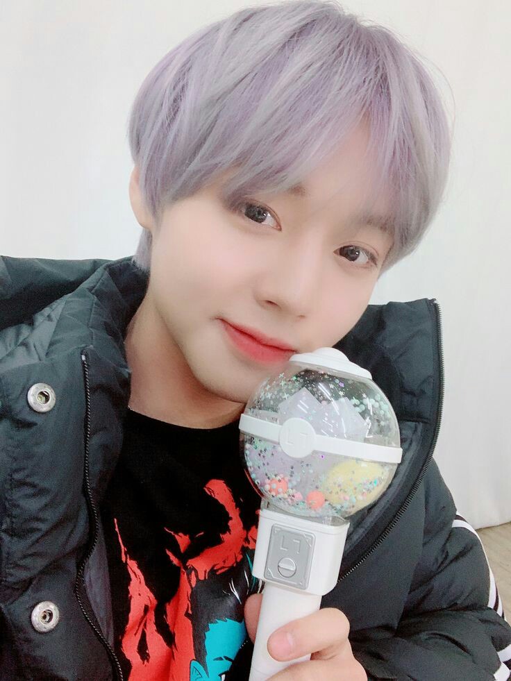 /wink May, ada yang punya foto jihoon lagi pegang lightstick selain ini ngga?? kalo ada tolong drop ya makasi!