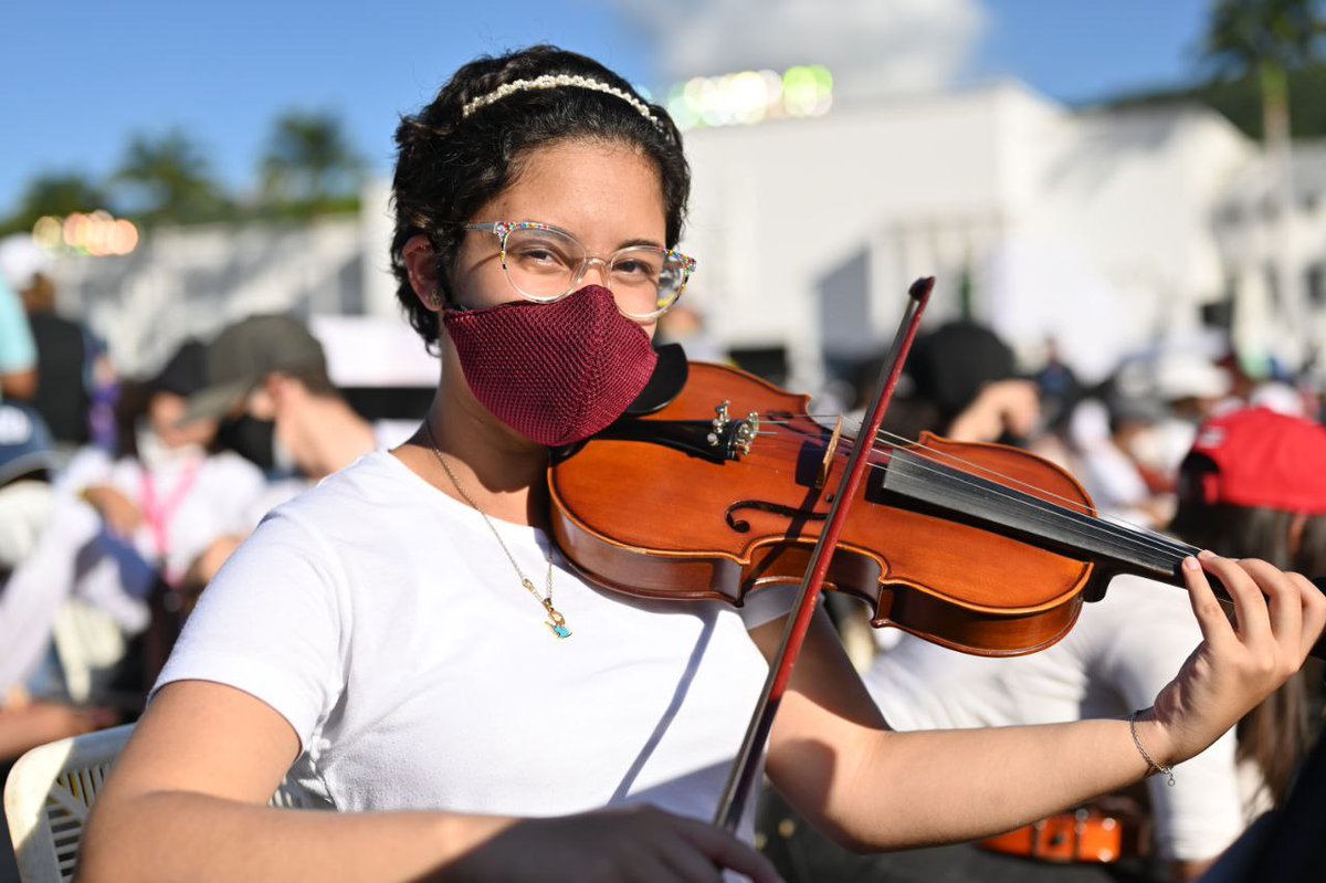 elsistema's tweet photo. Miles de niños y jóvenes músicos de El Sistema ya comienzan a conformar a #LaOrquestaMasGrandeDelMundo https://t.co/UAv7zhZg3C