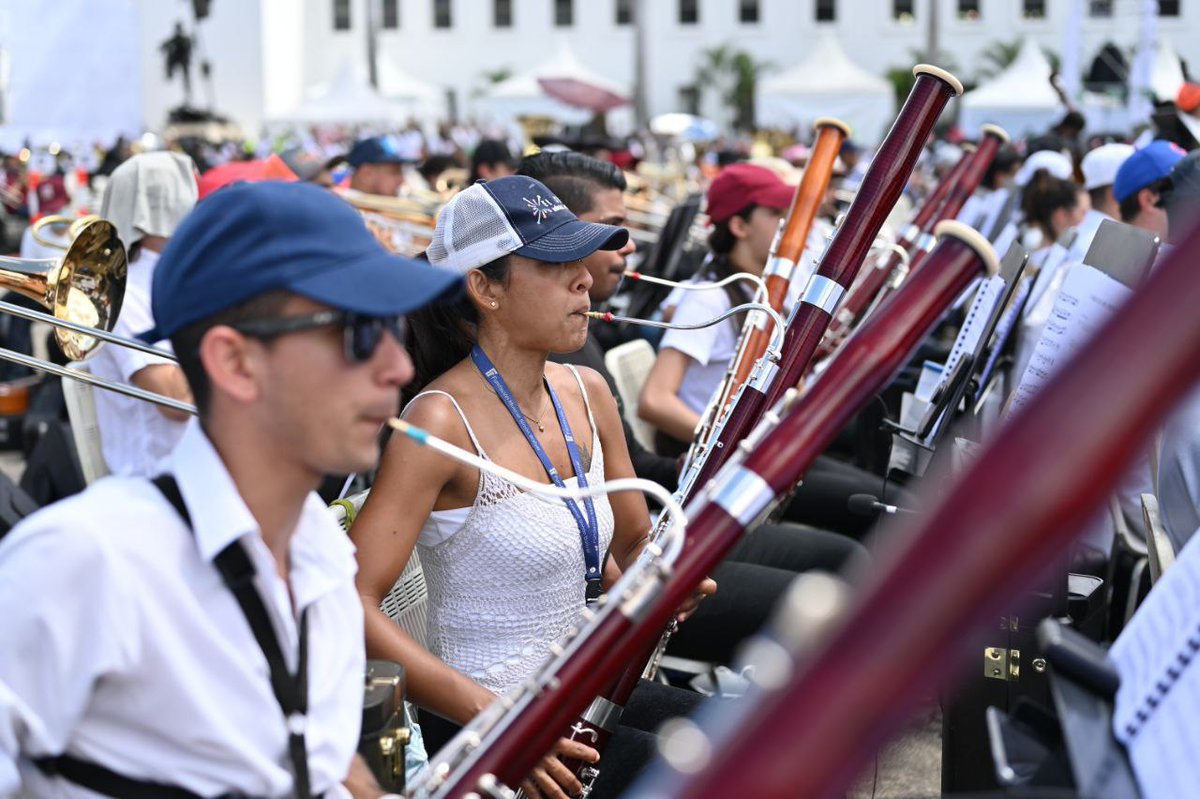 elsistema's tweet photo. Miles de niños y jóvenes músicos de El Sistema ya comienzan a conformar a #LaOrquestaMasGrandeDelMundo https://t.co/UAv7zhZg3C