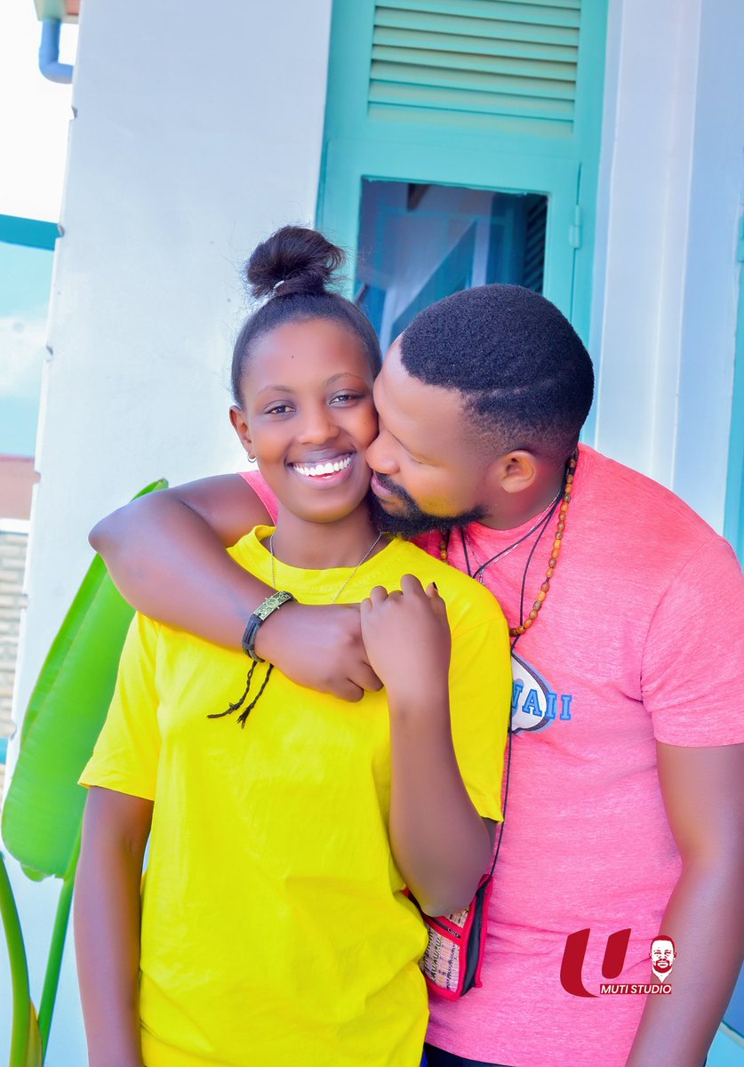 umutistudio's tweet photo. #Bucuras
Tugaruke gato mukwa 6 ihinga ririmbanyije 😂😂😂
Cyakoze narahinze pepepepe nagombaga gusarura rwose ☺️
Love you more mama muto ❤️😘🥰🤲🏾 

Photo: #UmutiStudio🏆 
#LaCasaDeLosRecuerdos📸🎥 https://t.co/BklGt1Qe2o