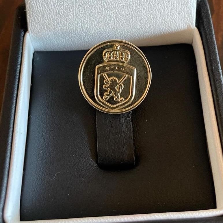 Rodolfo010101's tweet photo. Cuando algo no se espera se valora más. Una grata sorpresa. Gracias a la RFEH y a su presidente por la insignia de oro. https://t.co/xV6jnoqOmU