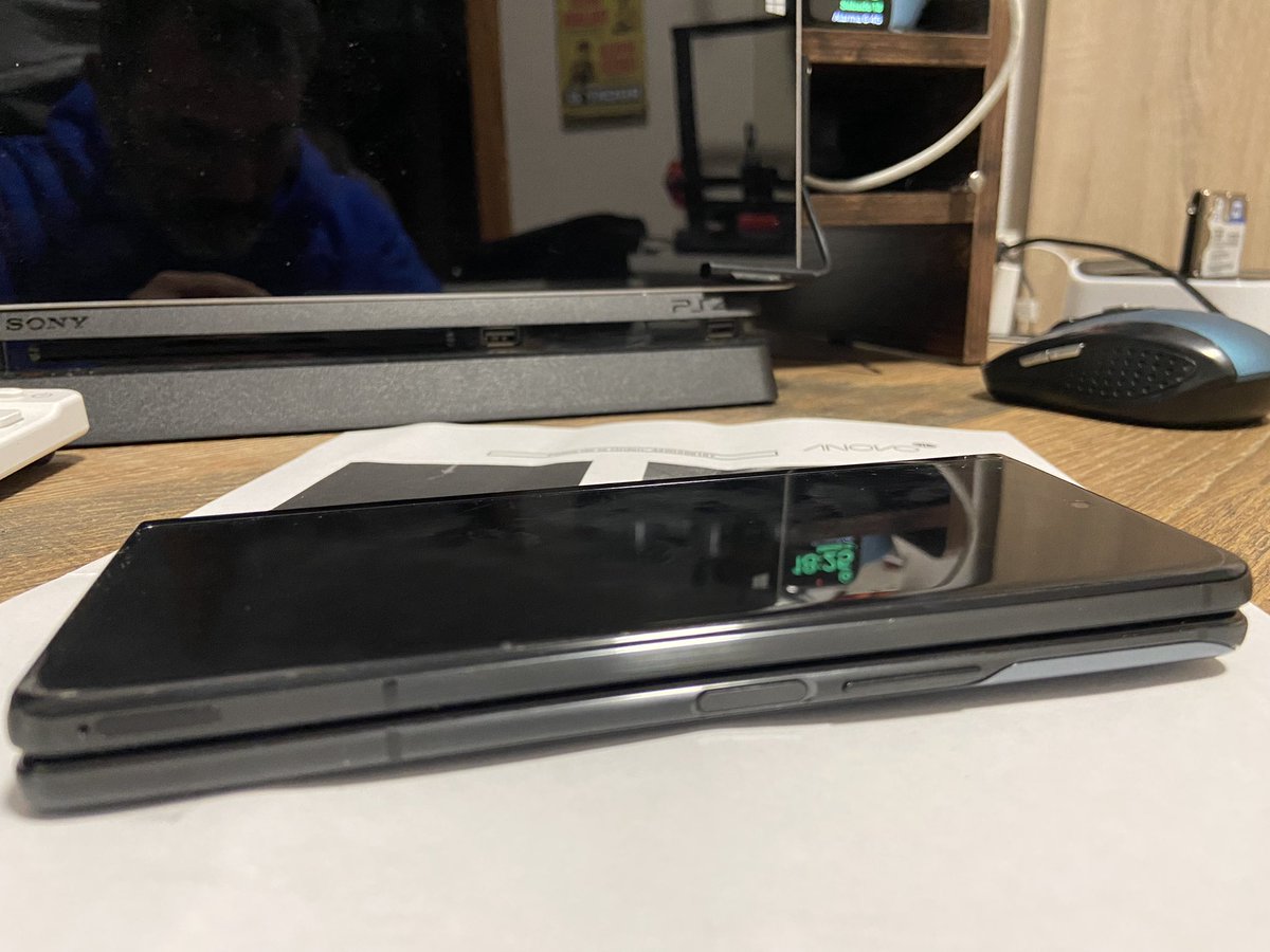 _AndresRamos_'s tweet photo. Por cierto @SamsungEspana  yo tengo el seguro Samsung care + eso que según vosotros cubre cualquier desperfecto en la pantalla siempre y cuando no sea por golpe , lógico. El mío no tiene ningún golpe  y me decís que no entran las pantallas en ese seguro . Donde lo pone?#Samsung https://t.co/2d66pmJhuV