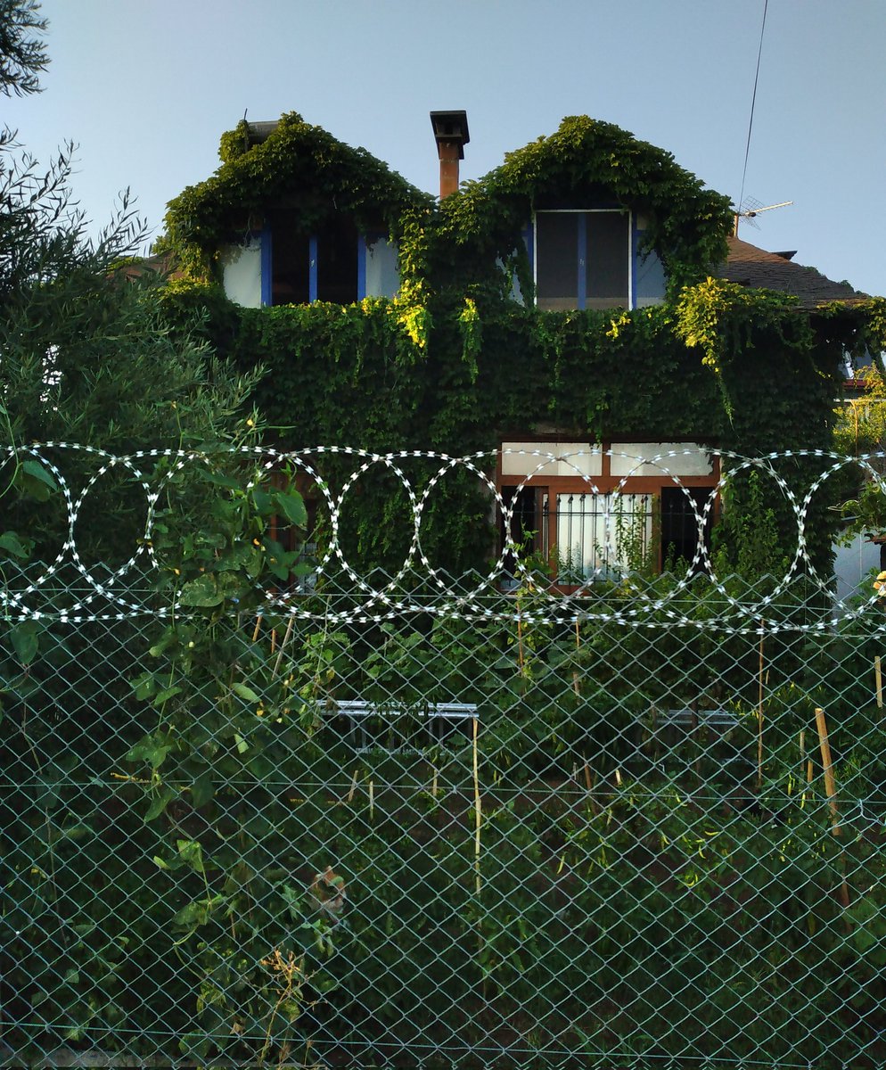 bizim mahallede böyle bir ev var, yüzde seksen perili.