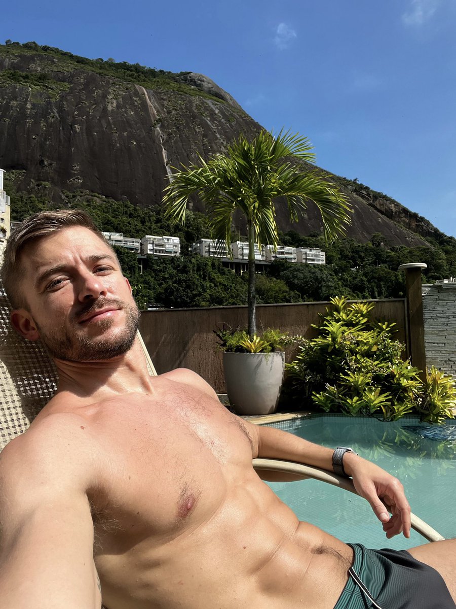 mutnchops_'s tweet photo. Glad I booked the evening flight home ✈️ https://t.co/OCfEQh4rZS
