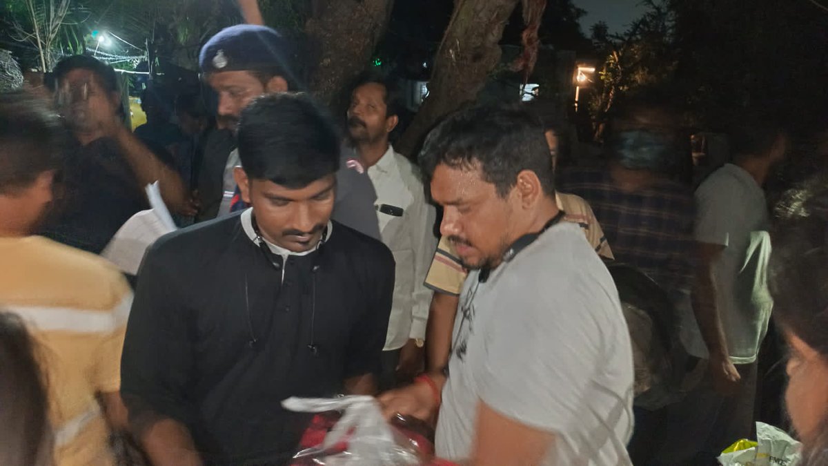 simpletrusttn's tweet photo. இன்று கூடுவாஞ்சேரி இருளர் குடியிருப்பு பகுதியில் தமிழ் பொக்கிஷம் குழு உடன் இணைந்து சிம்பிள் அறக்கட்டளை நண்பர்களும் இந்த வெள்ளம் மற்றும் மழையினால் பாதிக்கப்பட்டவர்களுக்கு நிவாரணப் பொருட்கள் வழங்கப்பட்டது.
@tamilpokkisham
மேலும்.....
1/3 https://t.co/DyVCuY6Mme