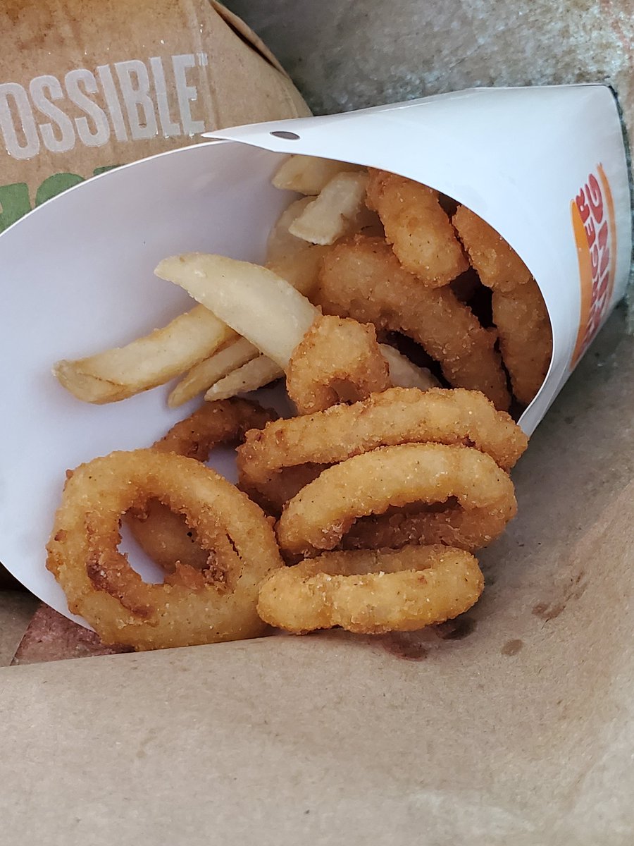 CountryBiscuit's tweet photo. @BurgerKing tell me, if I ordered LARGE ONION RING why did they do half FRYS and half ONION RINGS. Please tell ur ppl in Dallas on Riverfront to give ppl what they ordered. If I wanted frys I would have said frys. https://t.co/EPXhZXGQcz