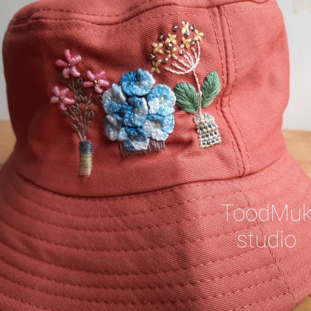 ToodMuk_Studio's tweet photo. ส่งงานรับปักหมวก #handembroidery #handembroiderywork #lifestyle #bucketlisttravel #happyday #embroidery #dmcembroidery #dmcthreads #buckethat #ปักหมวก #ปักผ้า #ปักมือ #handmadelovers #handcraft #handchallenge https://t.co/NfqVf517WF