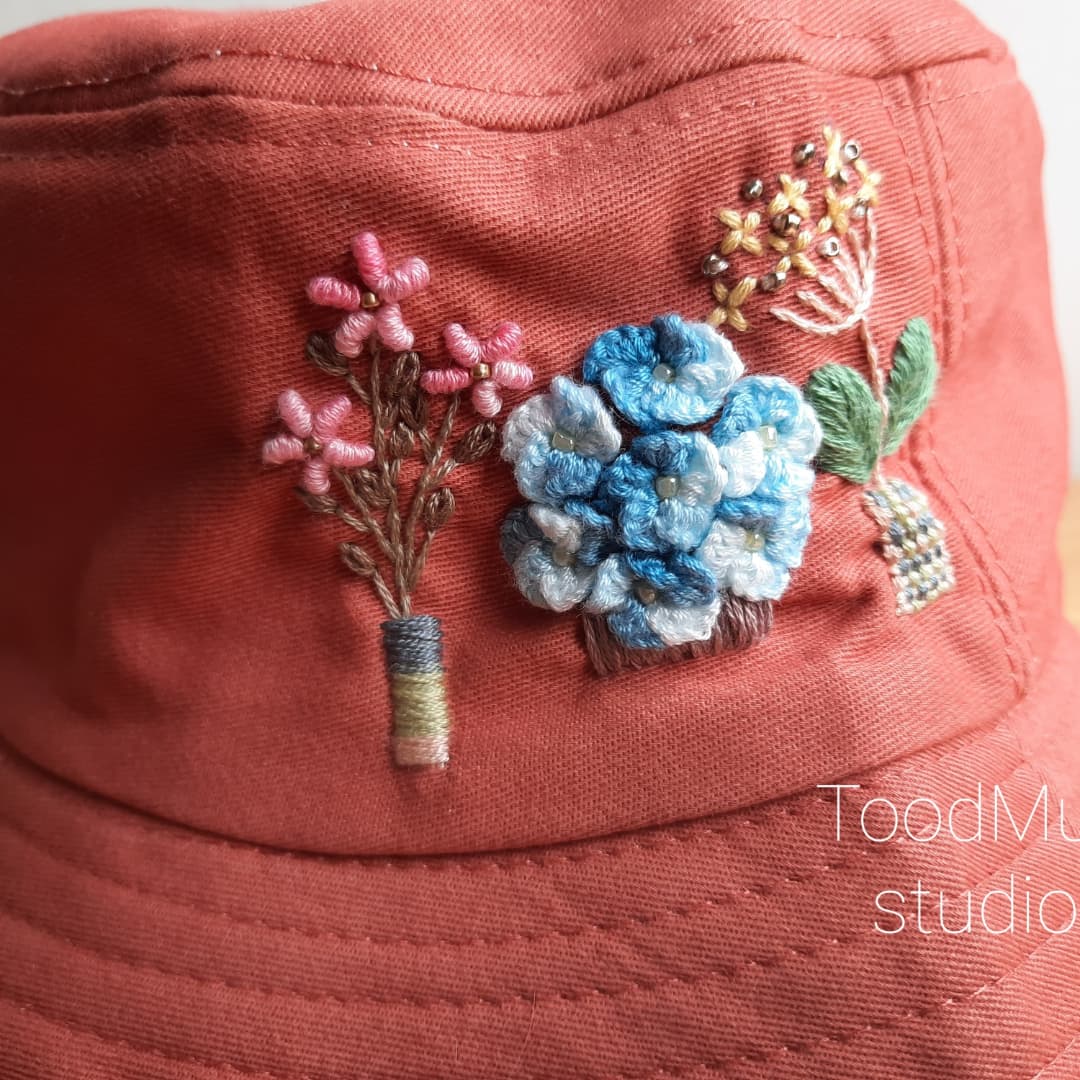 ToodMuk_Studio's tweet photo. ส่งงานรับปักหมวก #handembroidery #handembroiderywork #lifestyle #bucketlisttravel #happyday #embroidery #dmcembroidery #dmcthreads #buckethat #ปักหมวก #ปักผ้า #ปักมือ #handmadelovers #handcraft #handchallenge https://t.co/NfqVf517WF