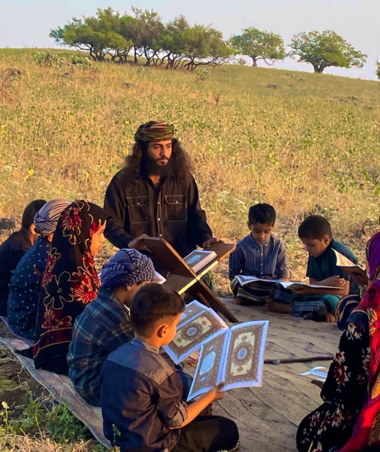 لازال فينا الخير الى يوم الحشر ، صورة اليوم من جبال ظفار لشاب كرس وقته لخدمه جيل يبحث عن التمسك بالايمان وبأنه الضوء الذي يعمي مفاهيم الرأسمالية القذرة المرسله الينا ، وفقك الله يا خالد العمري واثابك الله على ما تقدمه لهولاء الصغار تفرح اكينيت