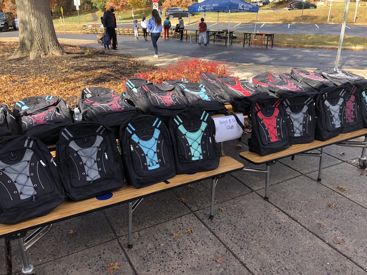 ApWmes's tweet image. Watkins Mill Elementary’s Community Cares Day! Vaccinations, food distribution, Carrabas, backpacks, books and more! 1-4 pm today! #WMES #Wolvesatwork @FranAvilaMil1er @BSimonMCPS