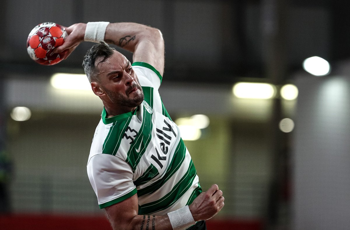 SportingCP's tweet photo. Sportinguistas, esta foi para vocês 💚

Os Leões do #AndebolSCP vencem o dérbi por 27-30! 💪 https://t.co/TuGgmWyOFl