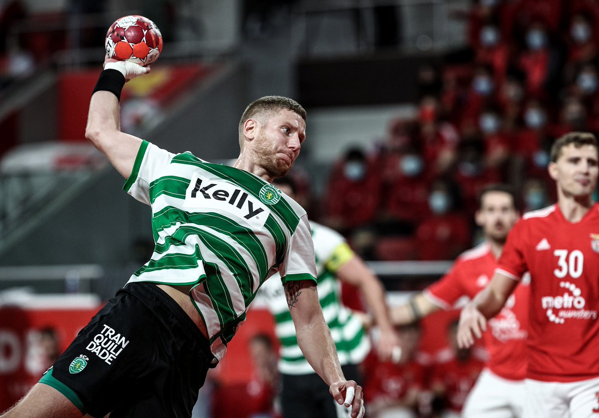 SportingCP's tweet photo. Sportinguistas, esta foi para vocês 💚

Os Leões do #AndebolSCP vencem o dérbi por 27-30! 💪 https://t.co/TuGgmWyOFl