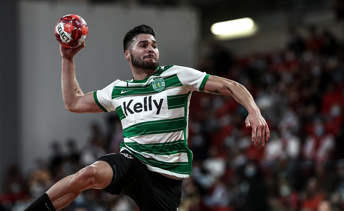 SportingCP's tweet photo. Sportinguistas, esta foi para vocês 💚

Os Leões do #AndebolSCP vencem o dérbi por 27-30! 💪 https://t.co/TuGgmWyOFl