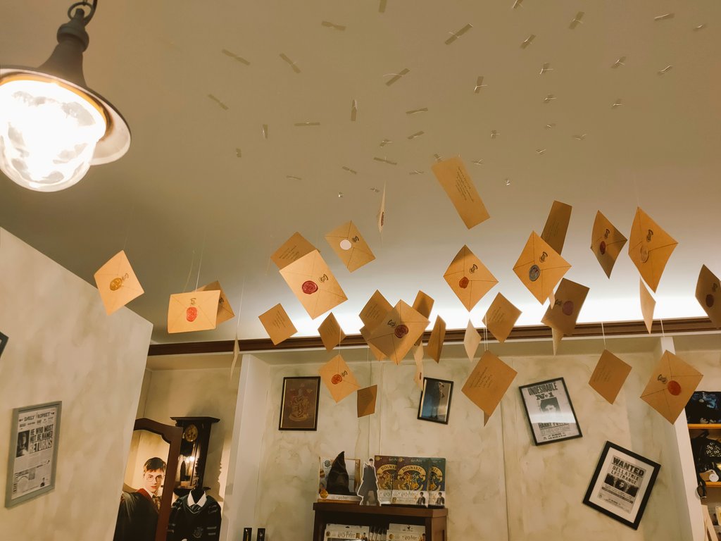 scriVIsse's tweet photo. Today I discover this place... 
I'm poor now! 🤣
#potterheads #letter #hogwartsletter #hp #HarryPotter #shopping #shop #edvige #HarryPottergadgets https://t.co/z01AXxUfnv