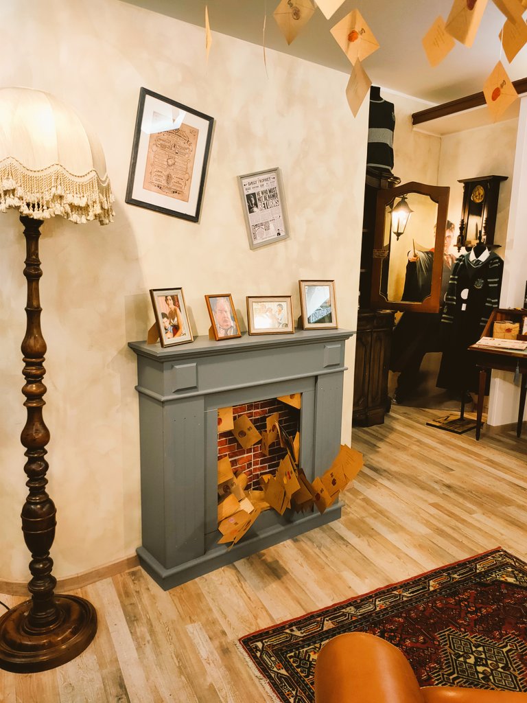 scriVIsse's tweet photo. Today I discover this place... 
I'm poor now! 🤣
#potterheads #letter #hogwartsletter #hp #HarryPotter #shopping #shop #edvige #HarryPottergadgets https://t.co/z01AXxUfnv