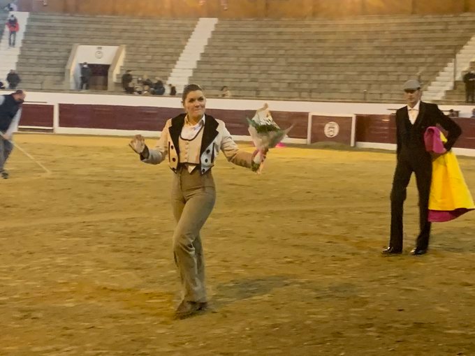 Oreja tras aviso para <a href="/MariaDMarSantos/">Maria Del Mar Santos</a> en una faena de clase ante un manejable novillo de Jandilla al que toreó de forma entonada con el capote. La actuación tomó vuelo pero faltó la rúbrica de la espada <a href="/portaltaurino/">Portal Taurino</a>