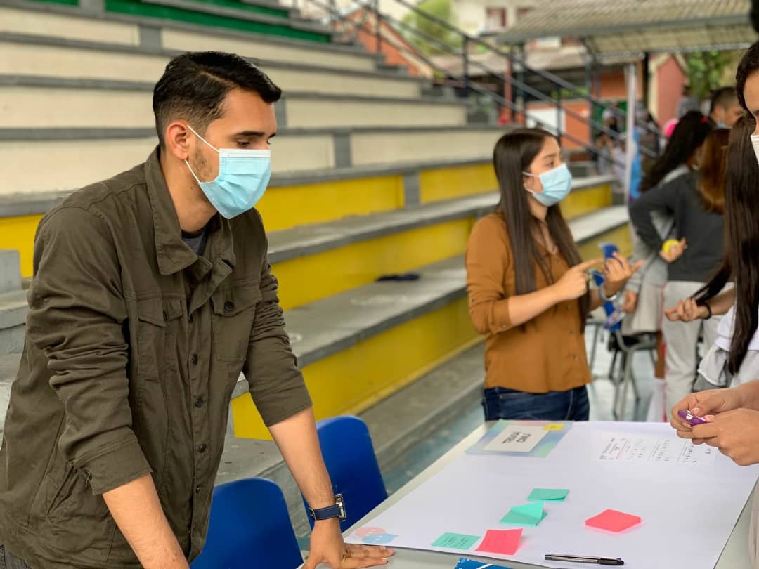 LisaFdaMira's tweet photo. Además de dar a conocer nuestras propuestas en el colegio CASD, dialogamos con los jóvenes sobre problemáticas y soluciones que ellos perciben en nuestra ciudad porque con @PartidoMIRA es #MásDiálogoMásAcción 

#ConsejerosAlColegio 
#JóvenesParticipando https://t.co/YU2FndIX7G
