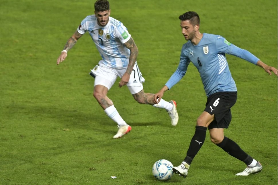 Bentancur volvió a ser de los mejores en Uruguay, da gusto verlo jugar:

20/22 en pases
1/1 en centros
5/6 duelos defensivos
2/3 duelos aéreos
Recuperó 8 pelotas, 7 en campo rival. 

Defensivamente le da mucho a la selección y tiene una técnica increíble.
Datos: <a href="/newenanalytics/">Newen Analytics</a>