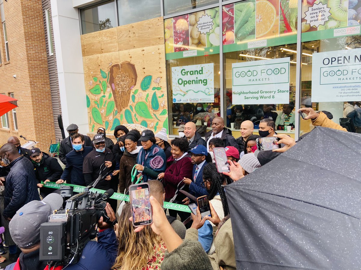 MarkusforDC's tweet photo. The #FightforFood access east of the river reaped a victory today in #Ward8 with the opening of @GoodFoodDC in Bellevue!
Thanks to the community leaders, neighbors and members of Team DC who kept pushing to bring this overdue investment across the finish line. https://t.co/pZgfbPkKiP