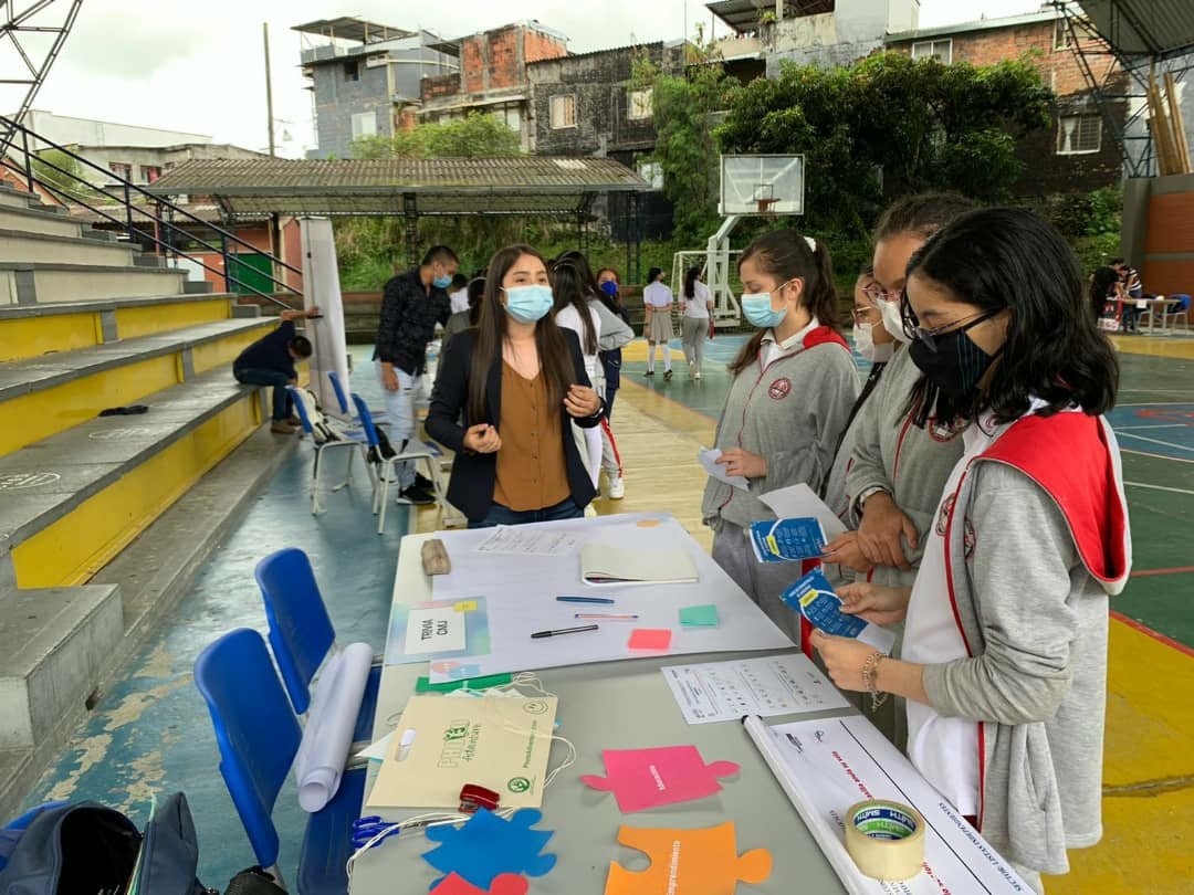 LisaFdaMira's tweet photo. Además de dar a conocer nuestras propuestas en el colegio CASD, dialogamos con los jóvenes sobre problemáticas y soluciones que ellos perciben en nuestra ciudad porque con @PartidoMIRA es #MásDiálogoMásAcción 

#ConsejerosAlColegio 
#JóvenesParticipando https://t.co/YU2FndIX7G