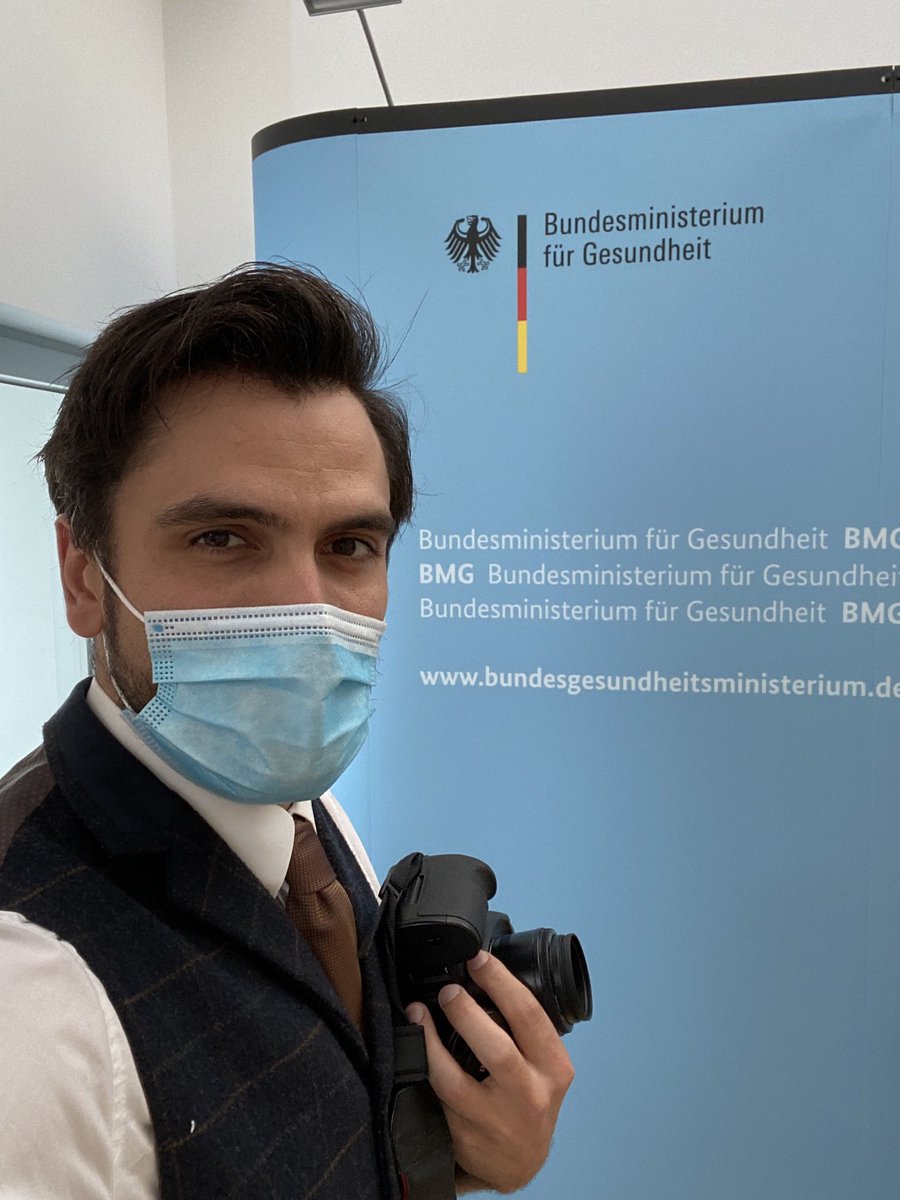 MarcelGregoryS's tweet photo. Ein Jahr ist es nun schon her. Mein Photoshooting mit unserem Gesundheitsminister Jens Spahn für meinen Bildband #behindthemask - Menschen hinter Masken. #corona #buchtipp #buch #bestseller #covid19 #büchertipp #buchtipps https://t.co/UGEDcP3Vfx